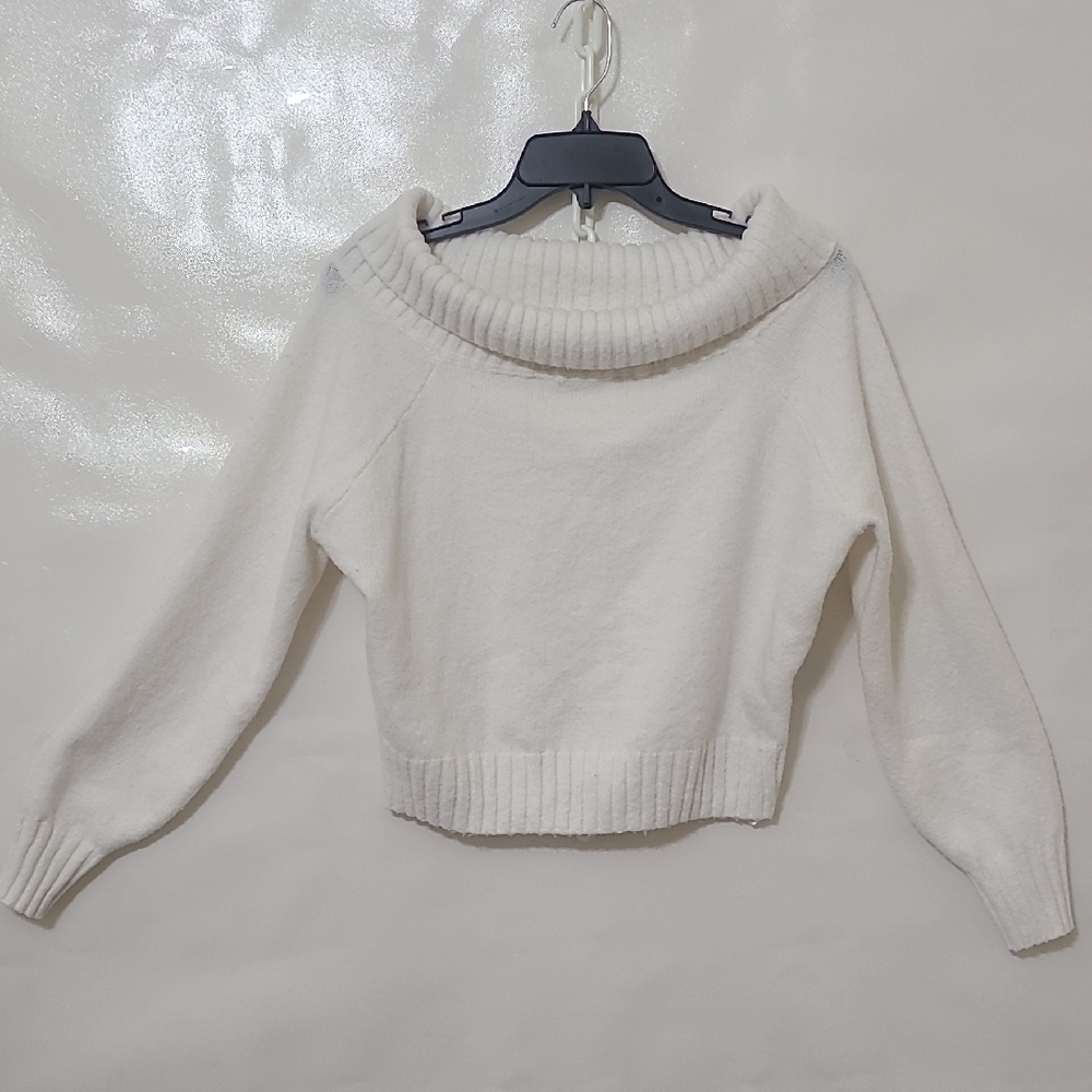 Hollister Junior's Elegant Cream Off Shoulder Sweater - Size Small